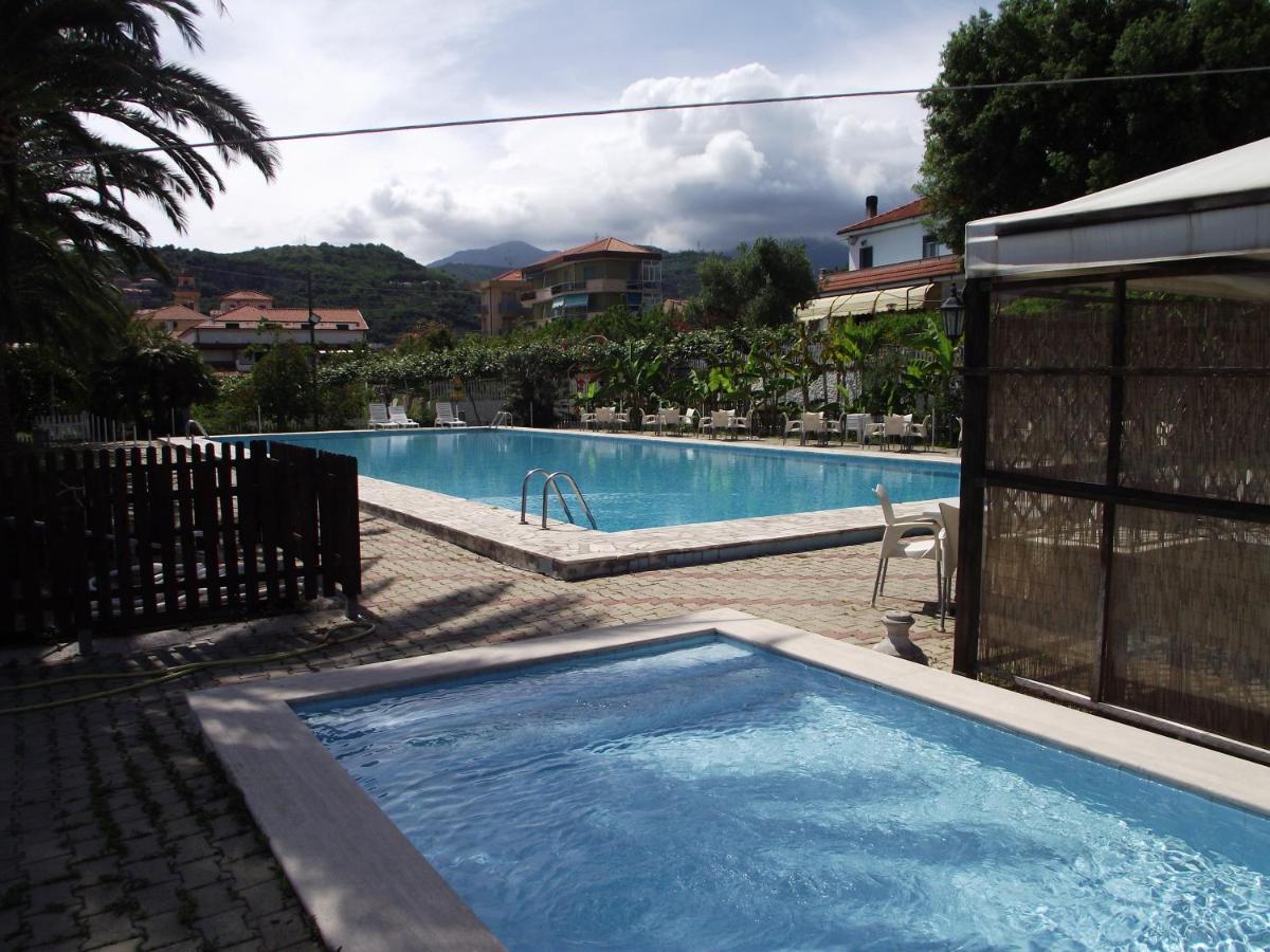 Bike And Breakfast Apartments Pietra Ligure Exterior foto